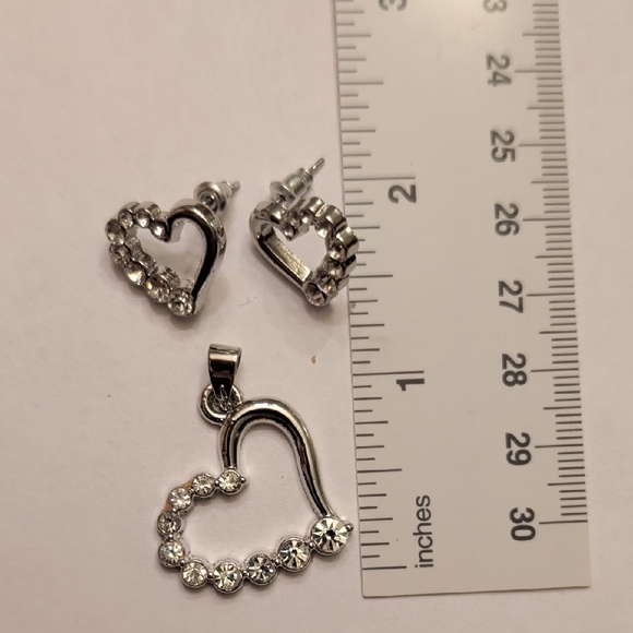 5/$25 Silver Tone Heart Jewelry Set - Picture 3 of 3